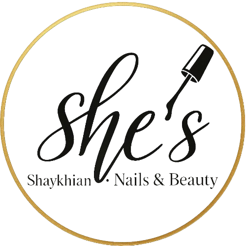 Rundes Logo für 'She's Shaykhian - Nails & Beauty'. Das Design zeigt den geschwungenen Schriftzug 'she's' in Schwarz, wobei das Apostroph durch einen Nagellackpinsel ersetzt wurde. Darunter steht der Name 'Shaykhian Nails & Beauty' in einer eleganten Serifenschrift. Umrahmt wird das Logo von einem feinen goldenen Kreis auf weissem Hintergrund.