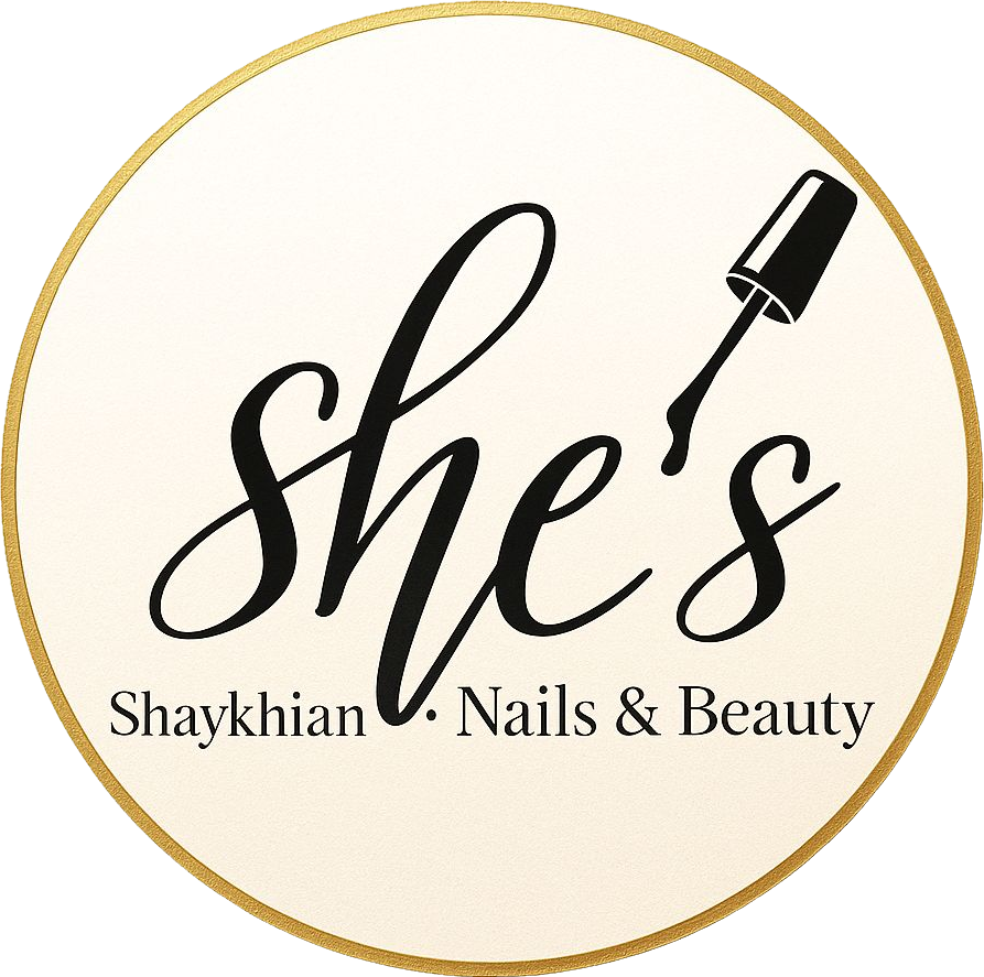 Rundes Logo für 'She's Shaykhian - Nails & Beauty'. Das Design zeigt den geschwungenen Schriftzug 'she's' in Schwarz, wobei das Apostroph durch einen Nagellackpinsel ersetzt wurde. Darunter steht der Name 'Shaykhian Nails & Beauty' in einer eleganten Serifenschrift. Umrahmt wird das Logo von einem feinen goldenen Kreis auf cremefarbenem Hintergrund.
